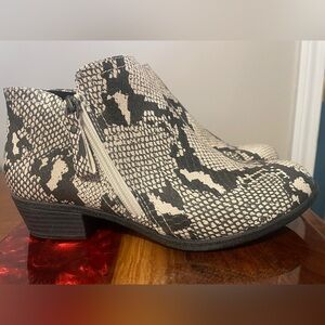 Arizona Women's White Snake Skin Ankle Bootie Size 8